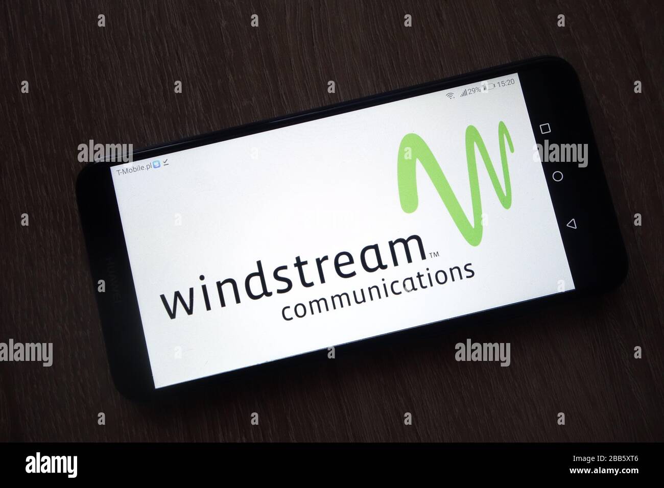 Logo Windstream Communications affiché sur le smartphone Banque D'Images