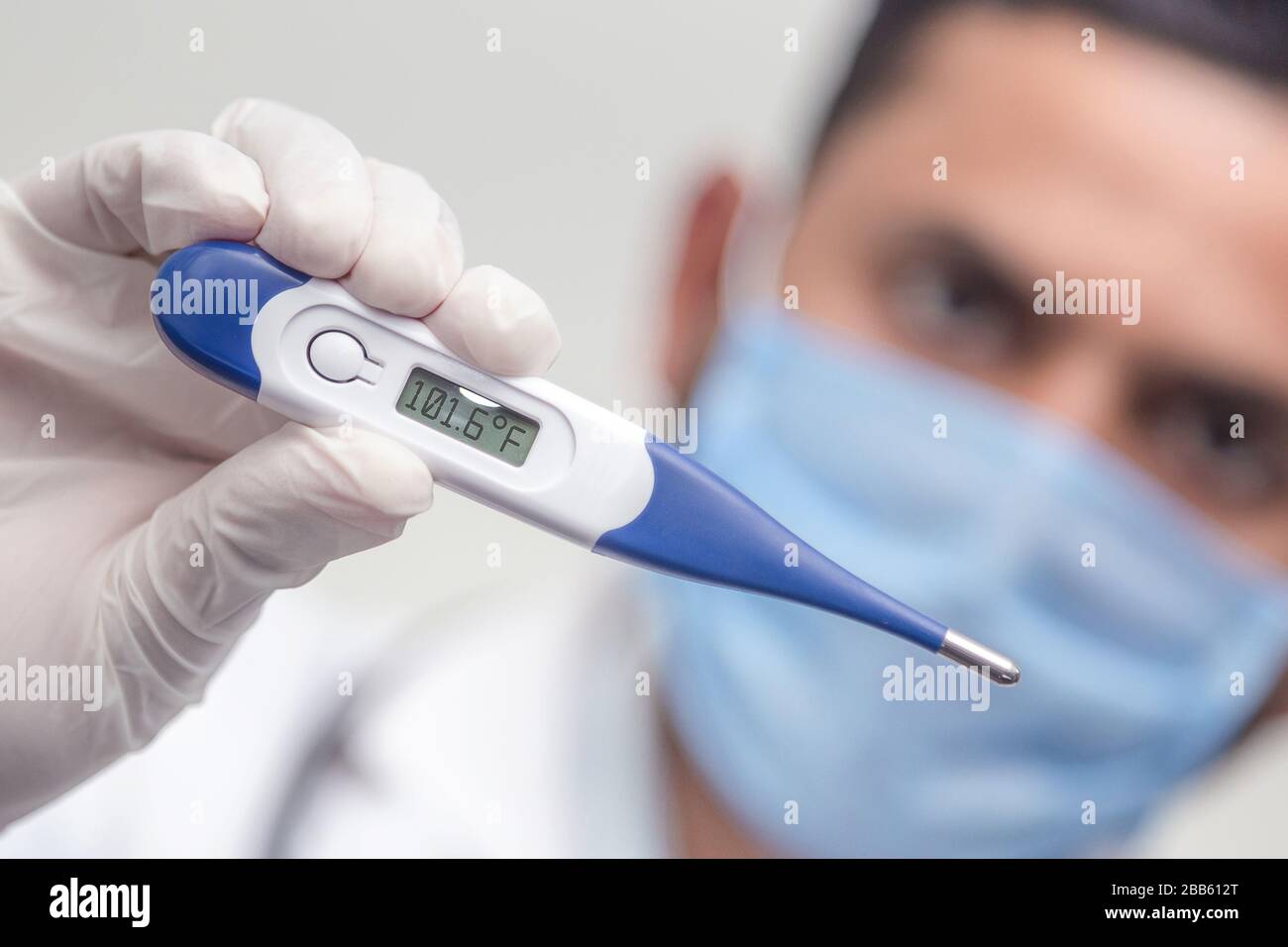 Le médecin portant un stéthoscope contient un thermomètre médical numérique  pour mesurer la température corporelle, la protection contre les virus, la  grippe et les maladies respiratoires. Coron Photo Stock - Alamy