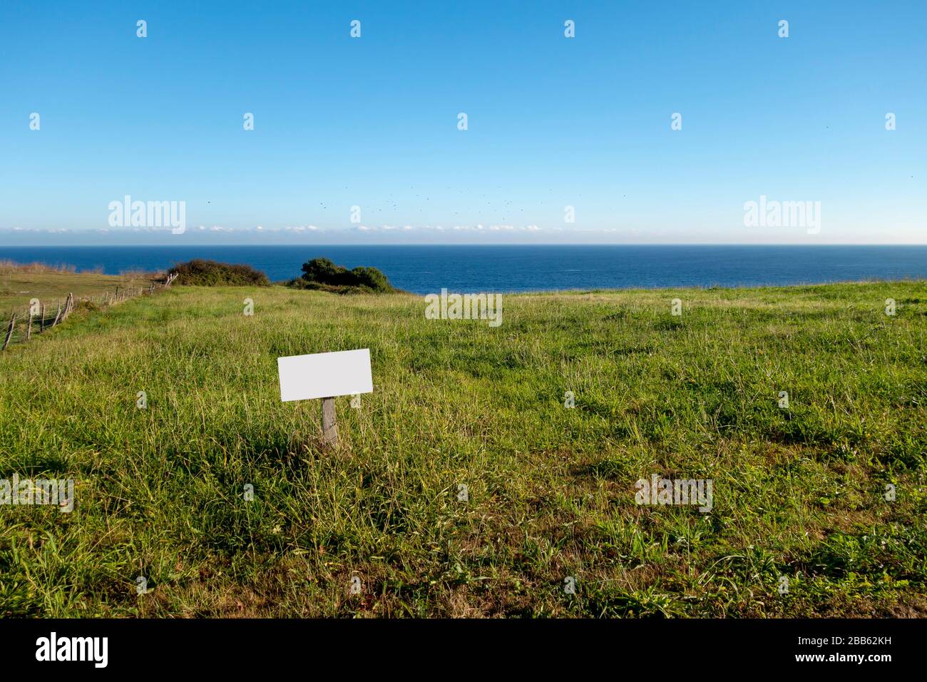 Maquette de panneau vierge dans une propriété en vente en face de la mer Banque D'Images