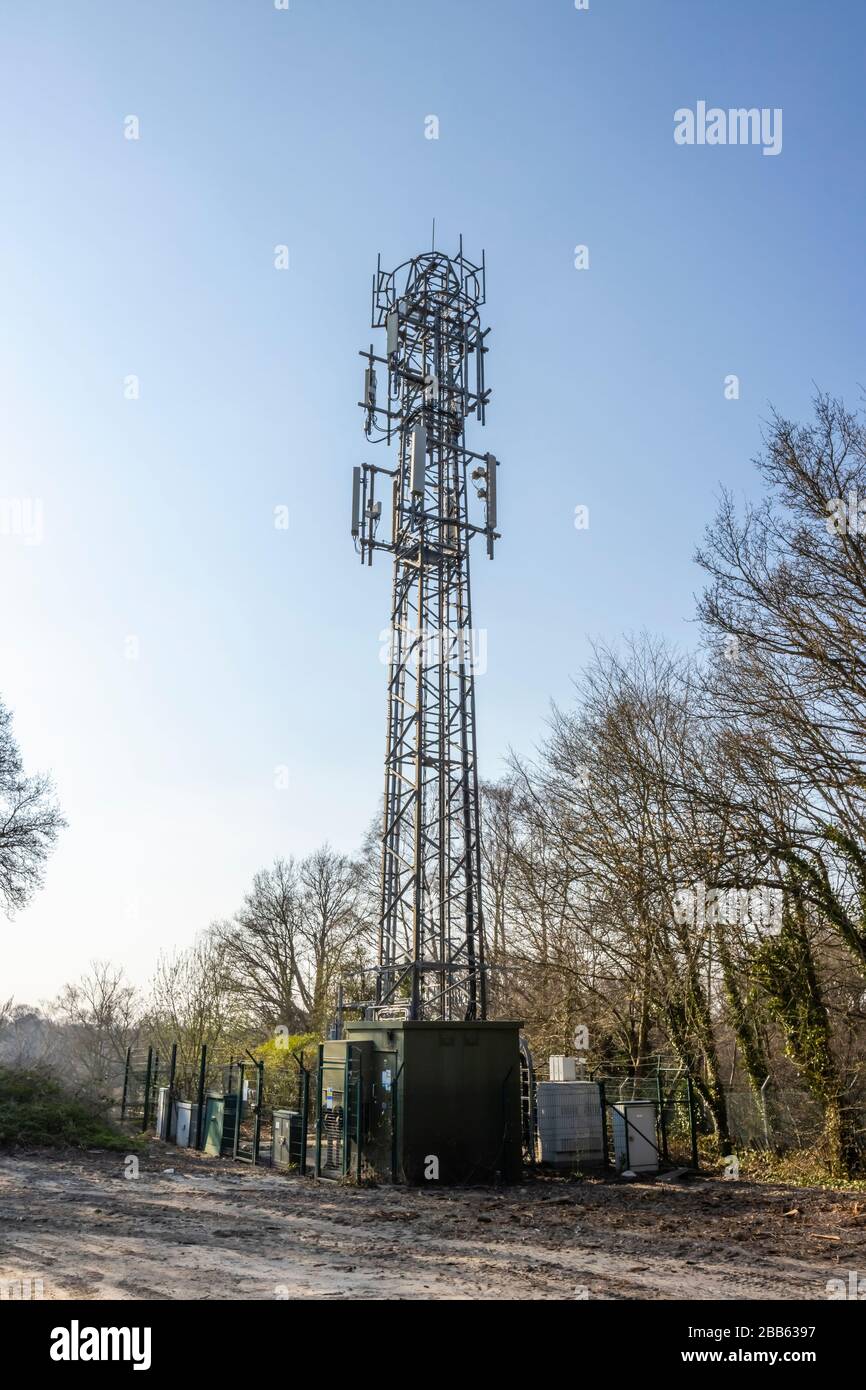 Tour de télécommunications en treillis d'acier haut faisant partie du réseau de télécommunications mobiles, Woking, Surrey, sud-est de l'Angleterre Banque D'Images