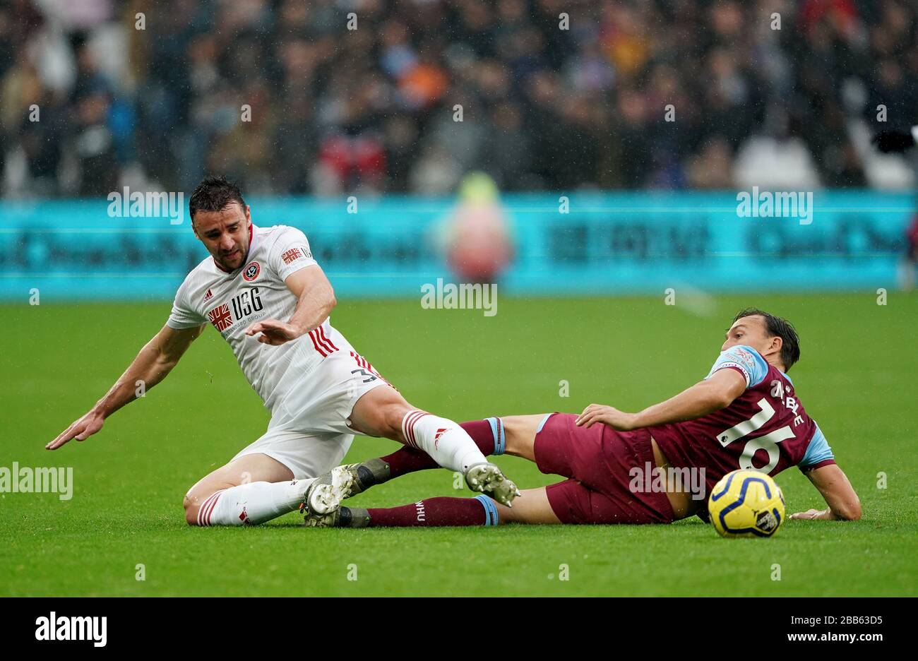 Enda Stevens de Sheffield United (à gauche) et Mark Noble de West Ham United affrontent le ballon Banque D'Images