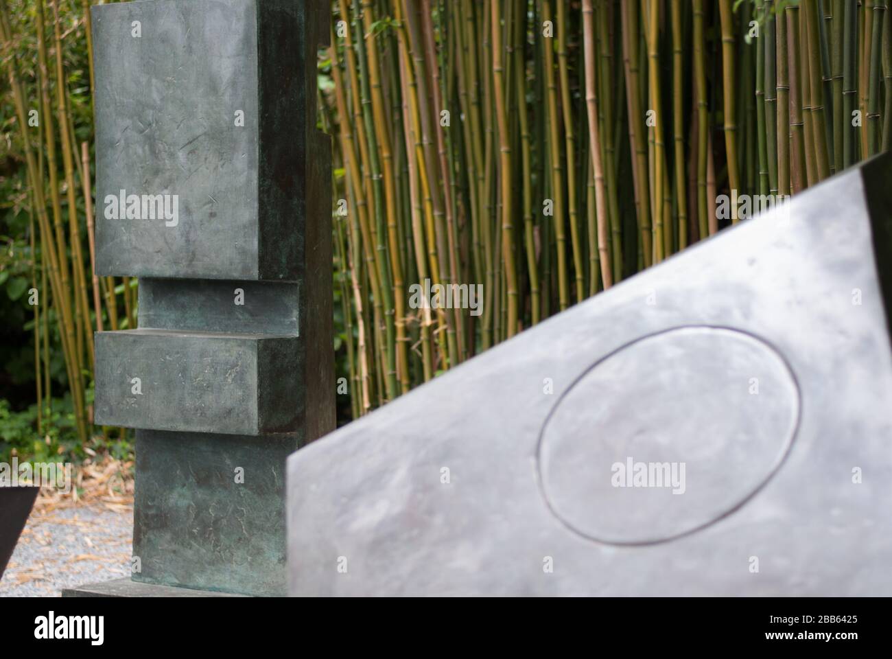 Conversations avec les pierres magiques 1973 Sculpture en bronze au Barbara Hepworth Museum & Sculpture Garden, Barmidi Hill, Saint Ives Banque D'Images