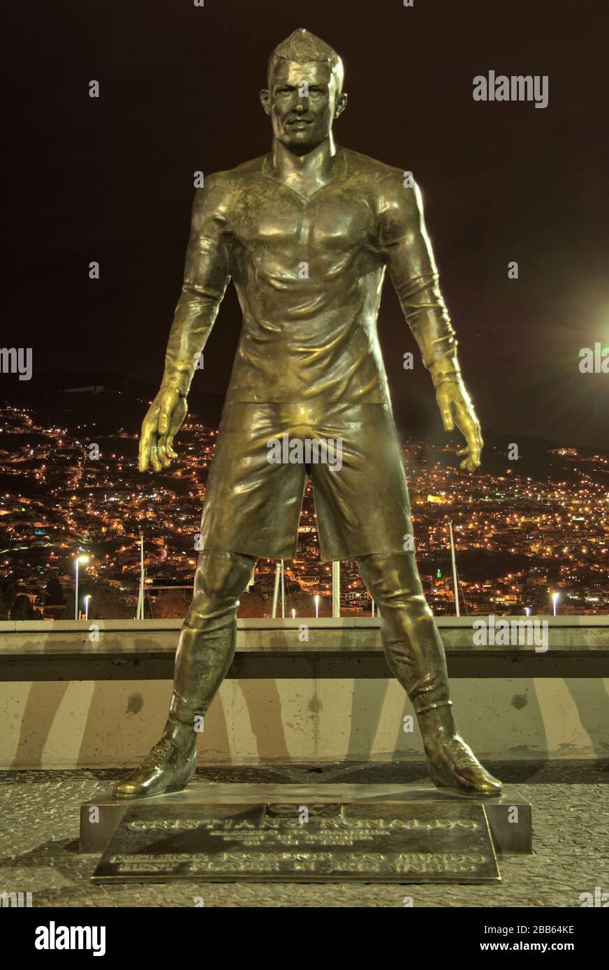 Vue nocturne de la statue de Cristiano Ronado plus grande que nature à l'extérieur du Musée du CR7 sur l'Avenida Sá Carneiro au port de Funchal, Madère. Banque D'Images