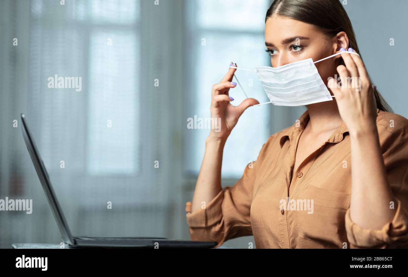 Portrait de la femme en quarantaine portant un masque médical Banque D'Images