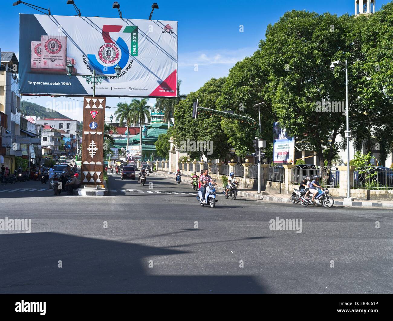 dh Maluku intersection indonésienne AMBON MALUKU INDONESIA moto City cross routes conducteur de circulation sur moto route asie crossroad équitation scooter Banque D'Images