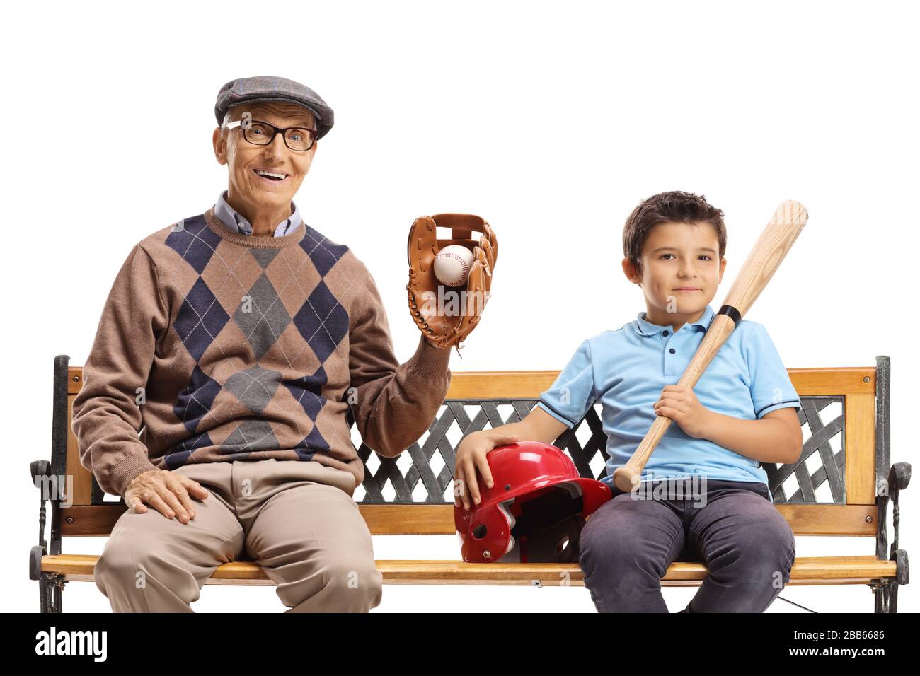 Petit-fils et grand-père assis sur un banc avec un équipement de base-ball isolé sur fond blanc Banque D'Images