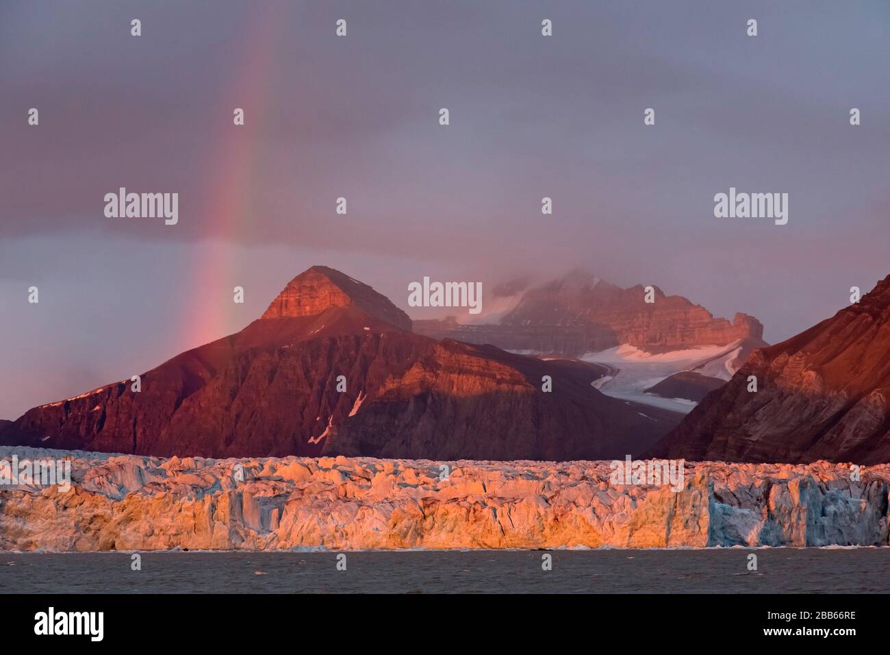 Rainbow au-dessus du glacier Kongsbreen en soirée lumière au coucher du soleil, se calant dans Kongsfjorden, Svalbard / Spitsbergen, Norvège Banque D'Images