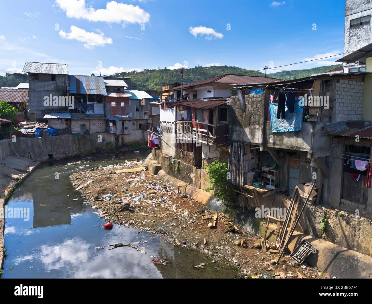 dh Wai Batu Gajah rivière AMBON MALUKU INDONÉSIE ville logement les bâtiments décombissent la pauvreté urbaine les bidonvilles pauvres ont détruit l'asie du sud-est squats de taudis Banque D'Images