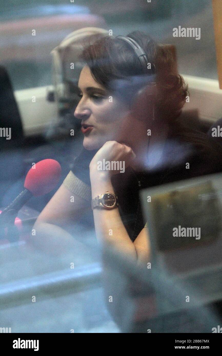 Phoebe Waller-Bridge sur BBC radio (image crédit© Jack Ludlam) Banque D'Images