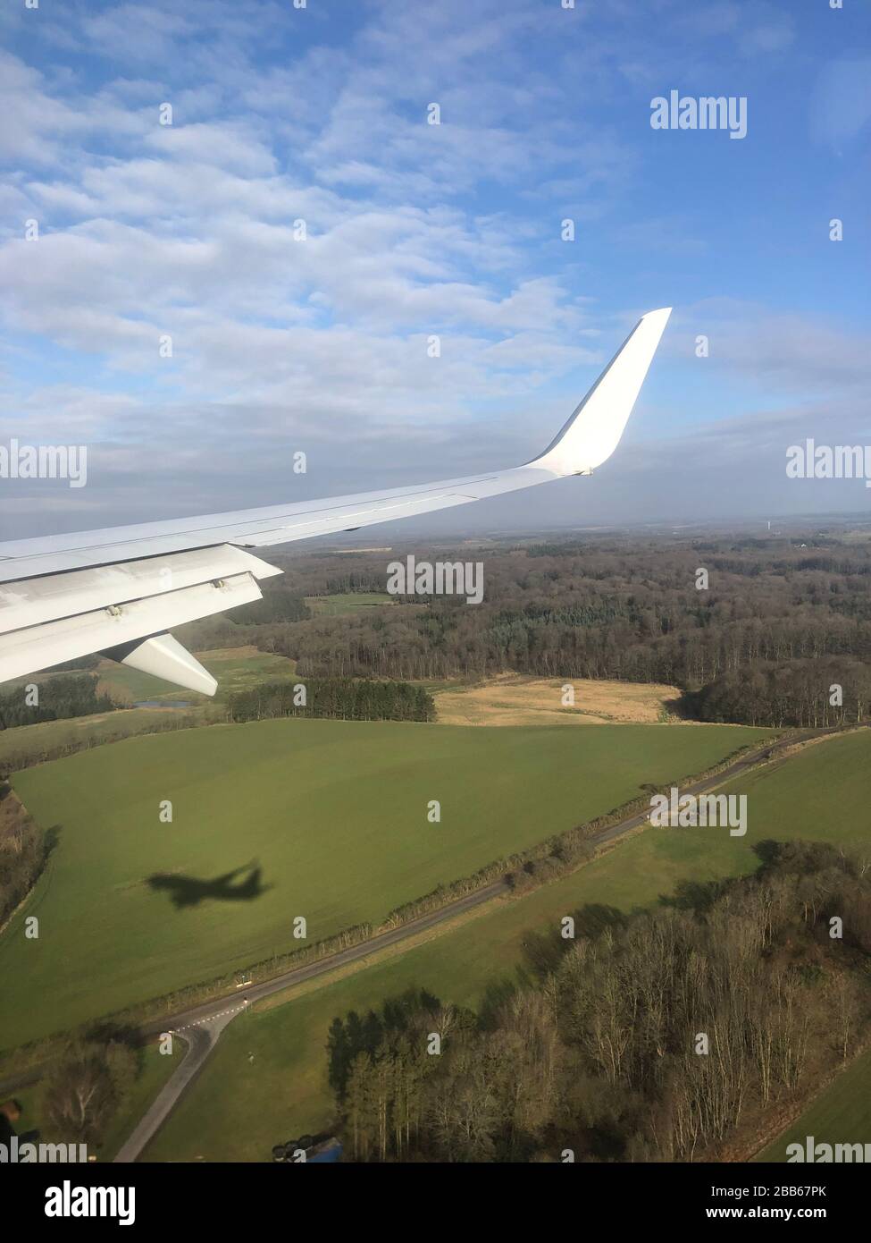 Aile d'avion et ombre d'un avion survolant le paysage rural près de Billund, Jutland, Danemark Banque D'Images