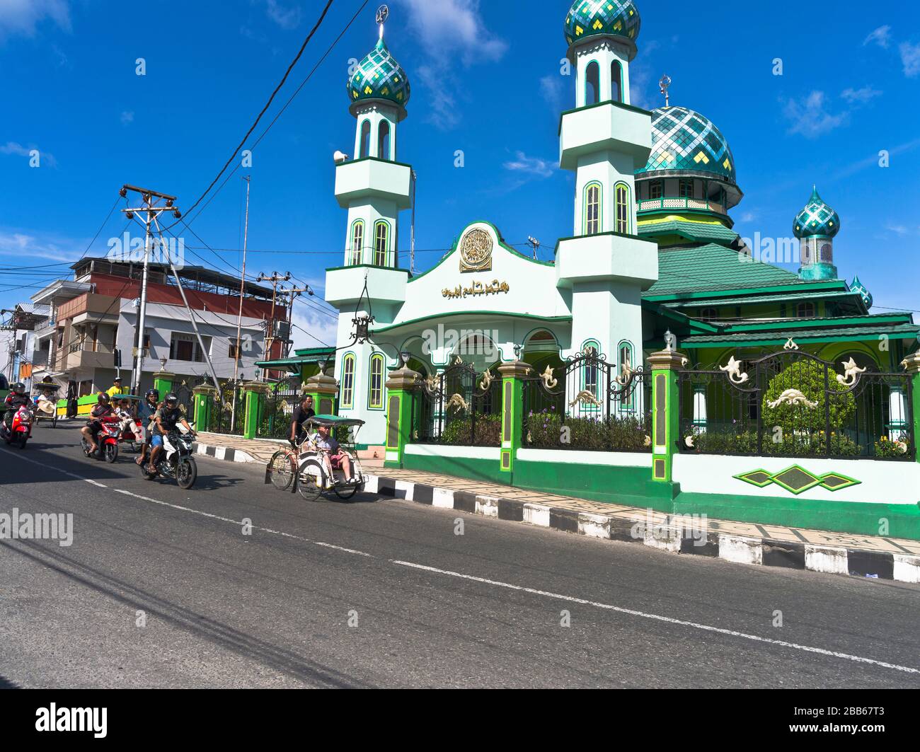 dh Masjid Jami mosquée Asie AMBON MALUKU INDONÉSIE Dome minaret Tour touristes à becak trishaws rickshaw architecture indonésienne trishaw prière tours Banque D'Images