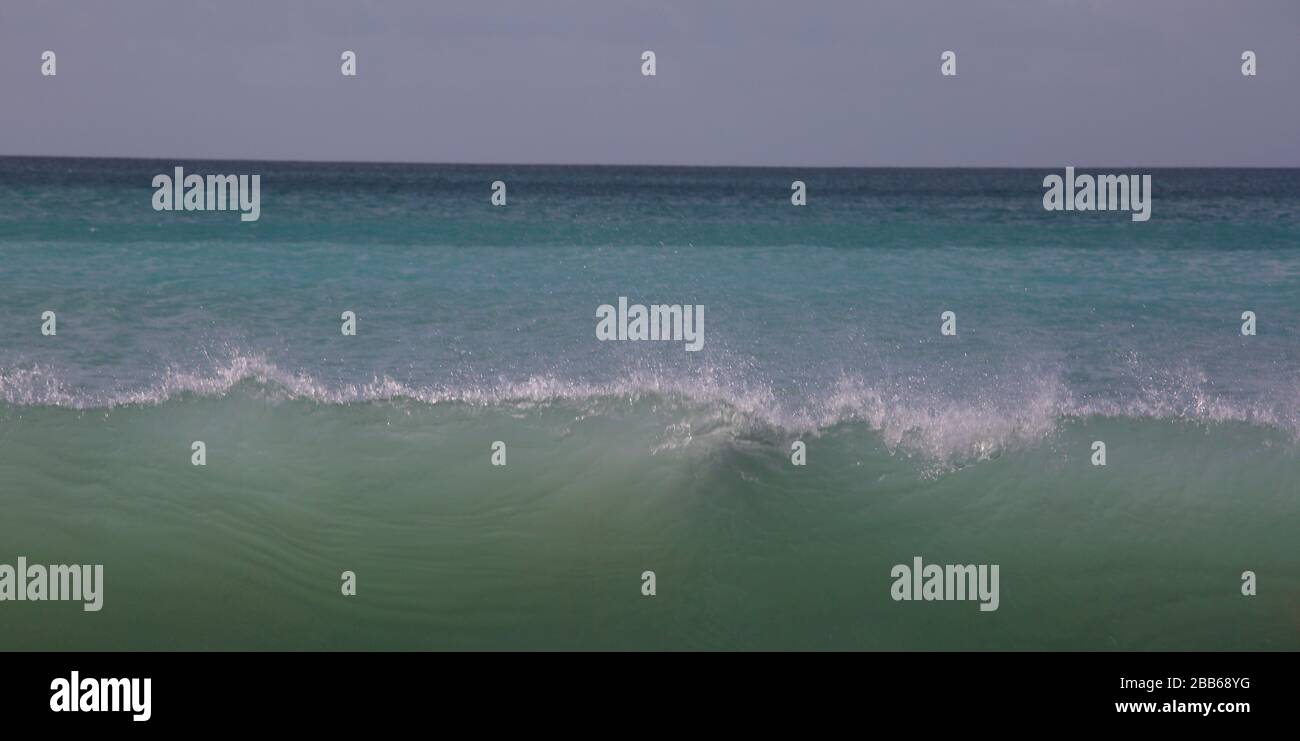 Plage de Grand Anse Grenade vagues se brisant sur la rive Banque D'Images