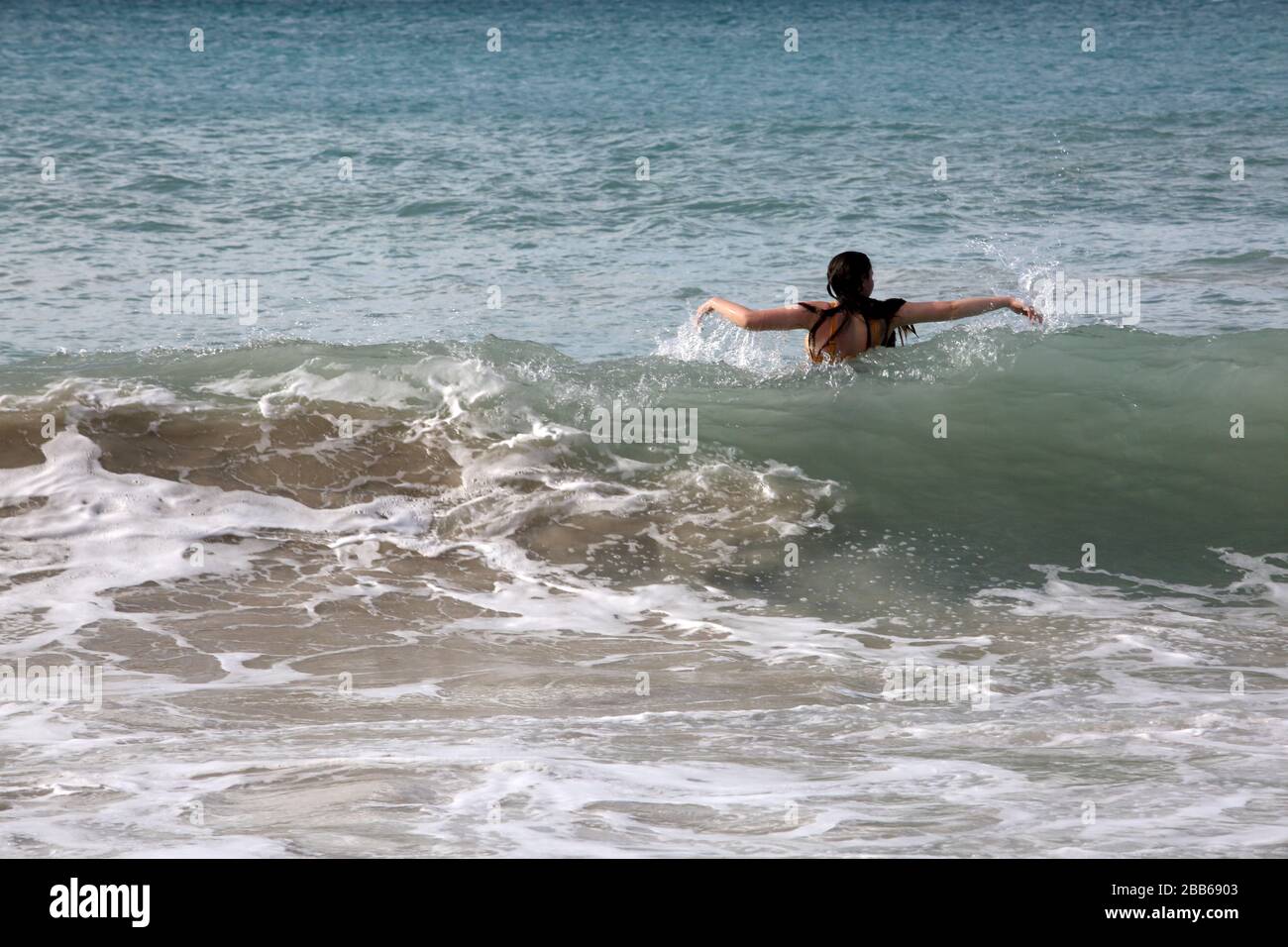 Grande Anse Beach Grenade femme natation en mer Banque D'Images