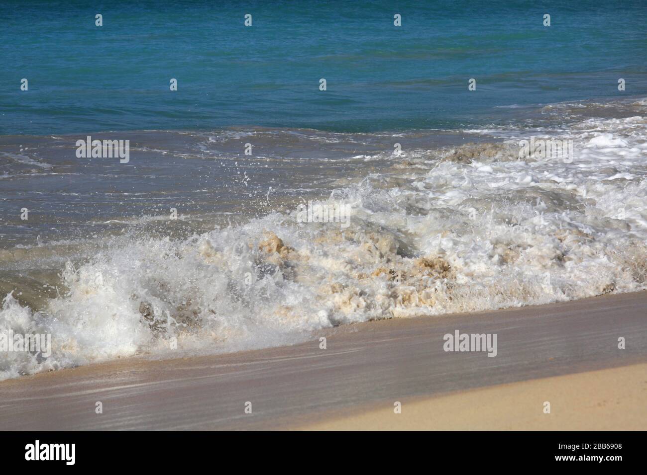 Plage de Grand Anse Grenade vagues se brisant sur la rive Banque D'Images