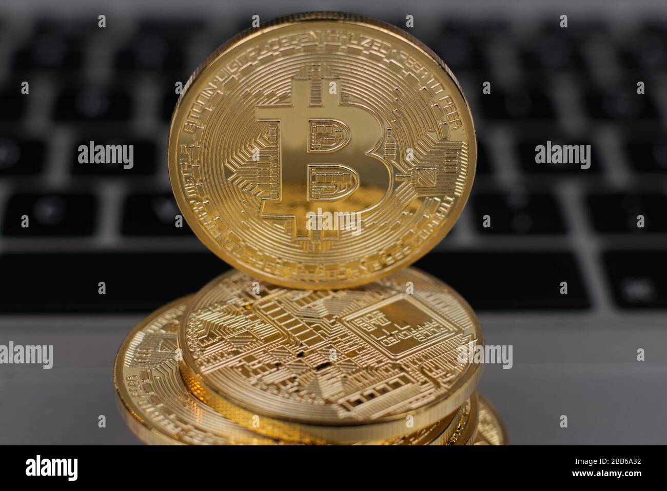 Représentation visuelle de la monnaie électronique Bitcoin. Les crypto-monnaies, comme Bitcoin, Ethereum, Dash, Monero et Litetcoin, sont des investissements risqués. Banque D'Images
