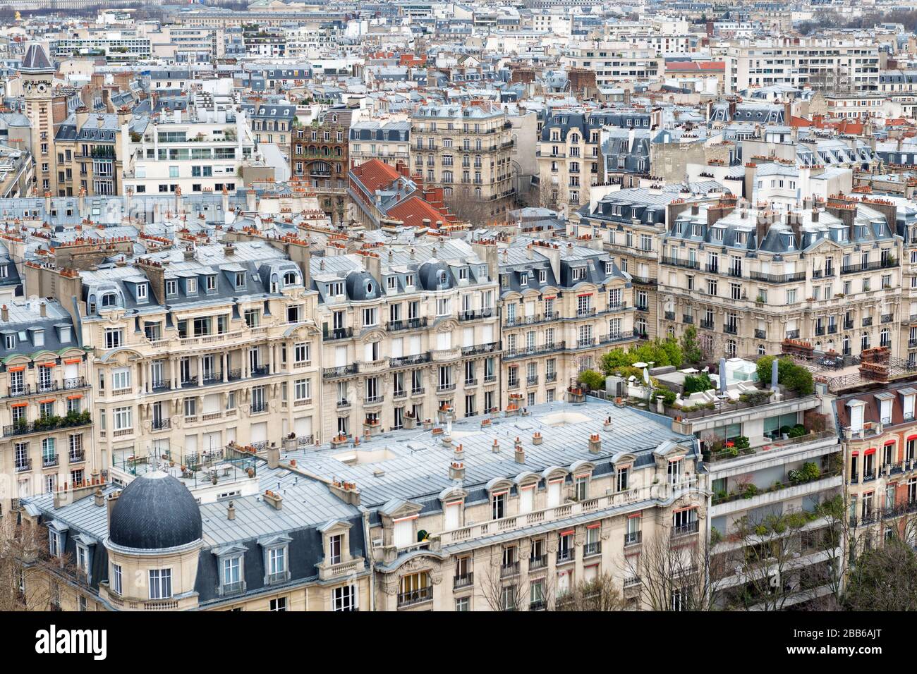 Vue aérienne sur les toits de bouées haussmaniens de la ville de Paris, France. Banque D'Images