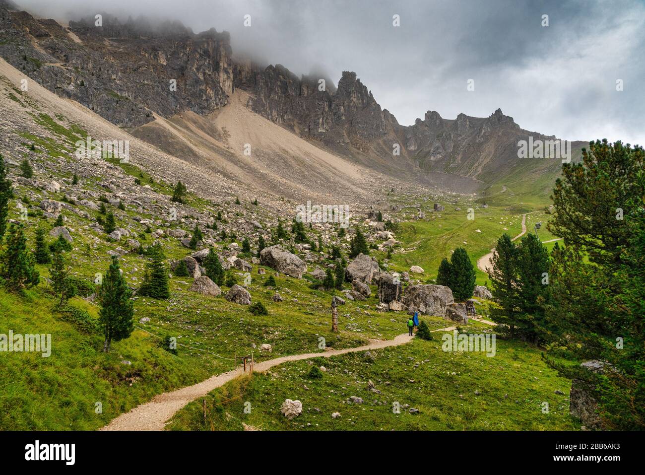 Couple randonnée le long du sentier de la nature de Latemar, Tyrol du Sud, Italie Banque D'Images
