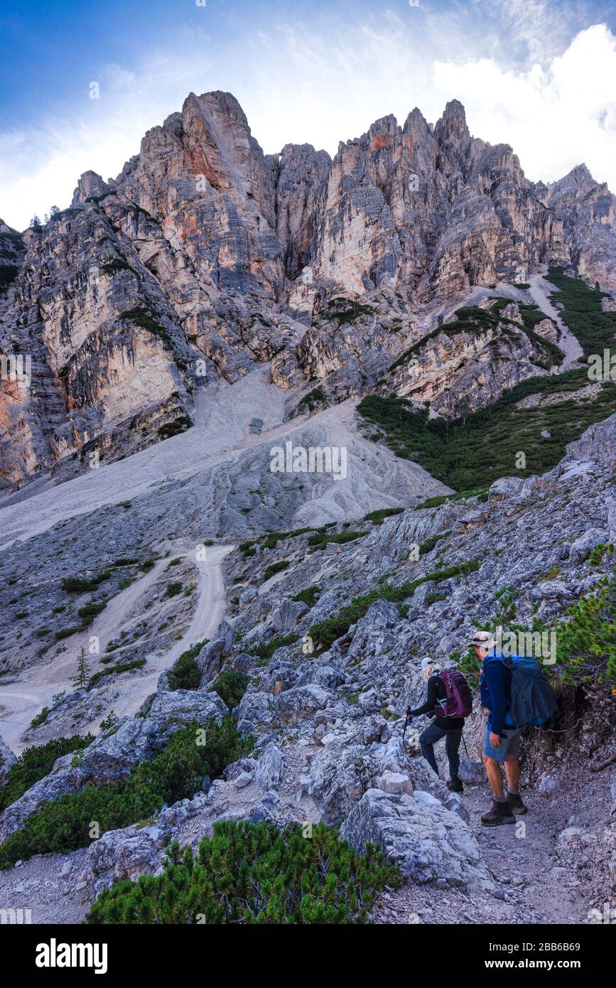 Deux randonneurs sur l'Alta via 1 sentier, Parc naturel de Fanes-Sennes-Braies, Tyrol du Sud, Italie Banque D'Images