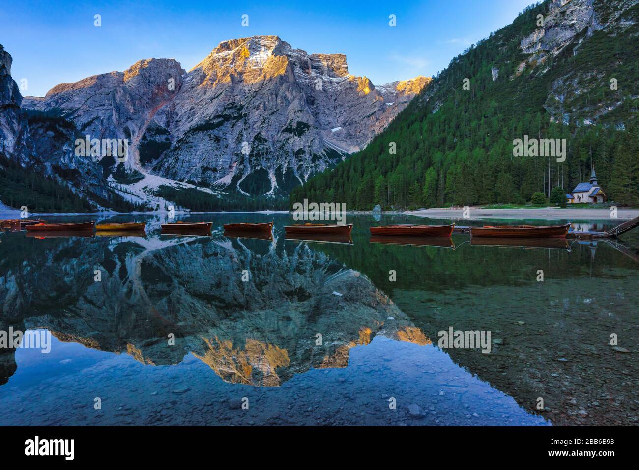 Chapelle par le lac Braies, Tyrol du Sud, Italie Banque D'Images