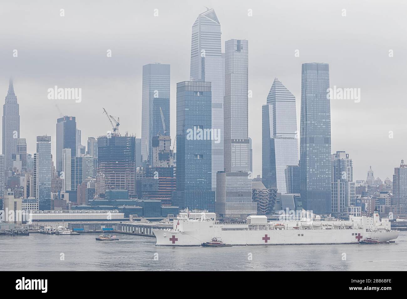 USNS Comfort NYC - la nature mère a ajouté à l'humeur sombre que le navire de l'hôpital naval américain arrive à Manhattan dans la ville de New York. Vu ici le navire de la Marine Banque D'Images