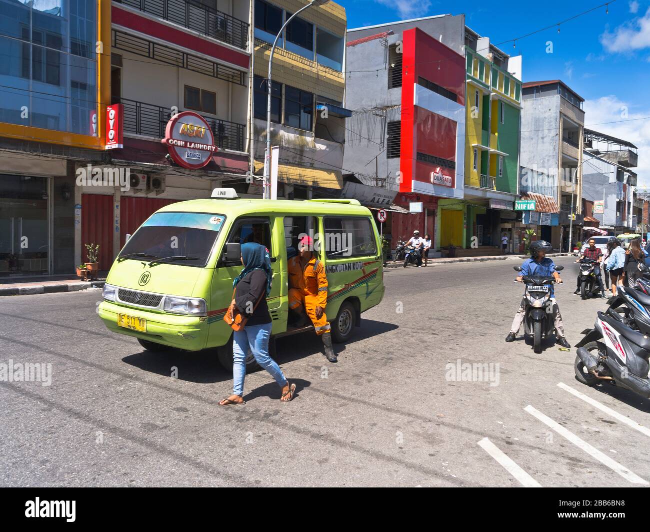transport de la ville indonésienne DE dh AMBON MALUKU INDONÉSIE minibus minibus débarquer les personnes de mini bus débarquant en Asie du Sud-est Banque D'Images