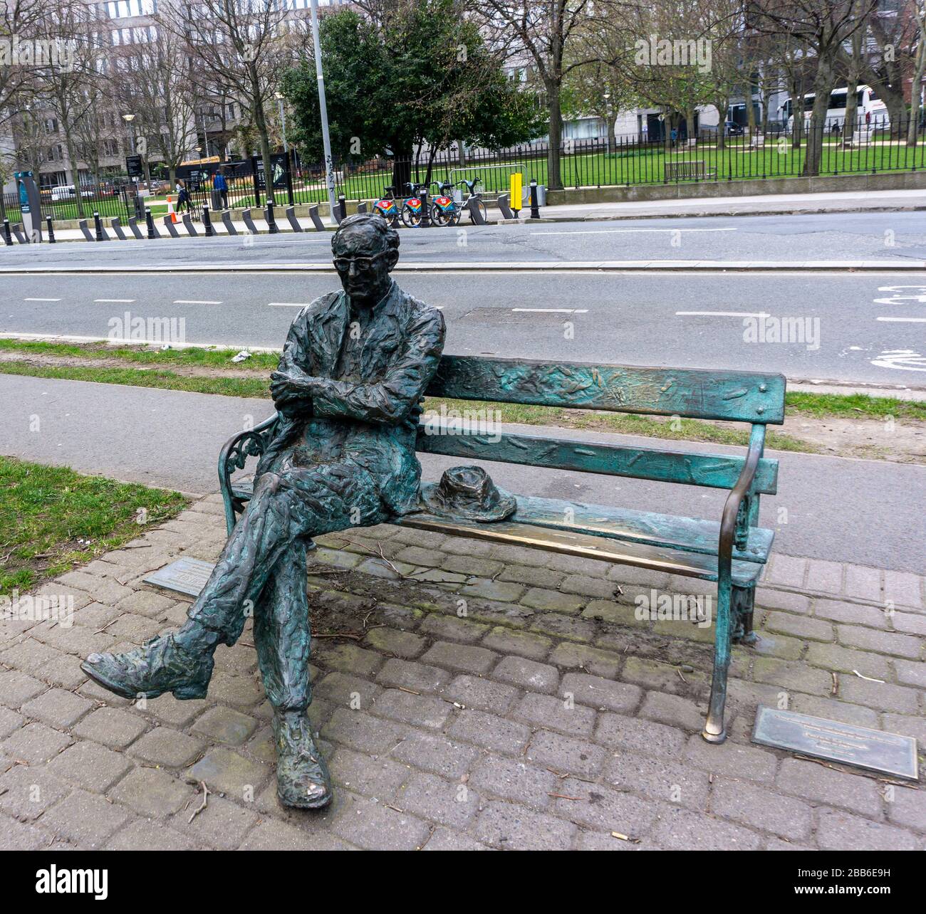 La sculpture de Paddy Kavanagh, poète irlandais, par John Coll sur les rives du Grand Canal à Mespil Road, Dublin, Irlande. Banque D'Images