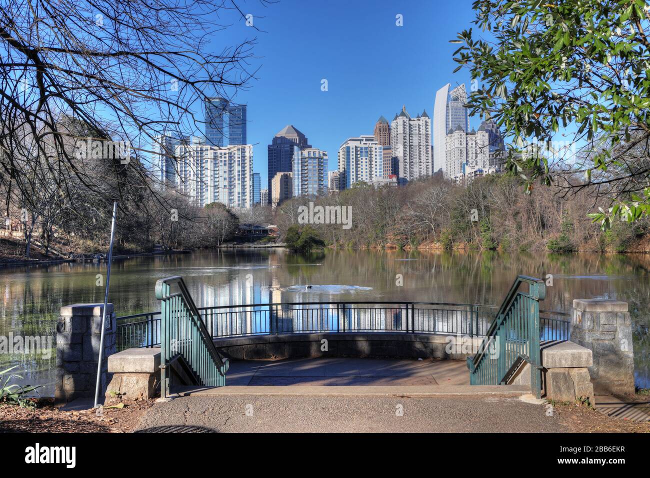 Le paysage urbain et les réflexions d'Atlanta, de Géorgie Banque D'Images