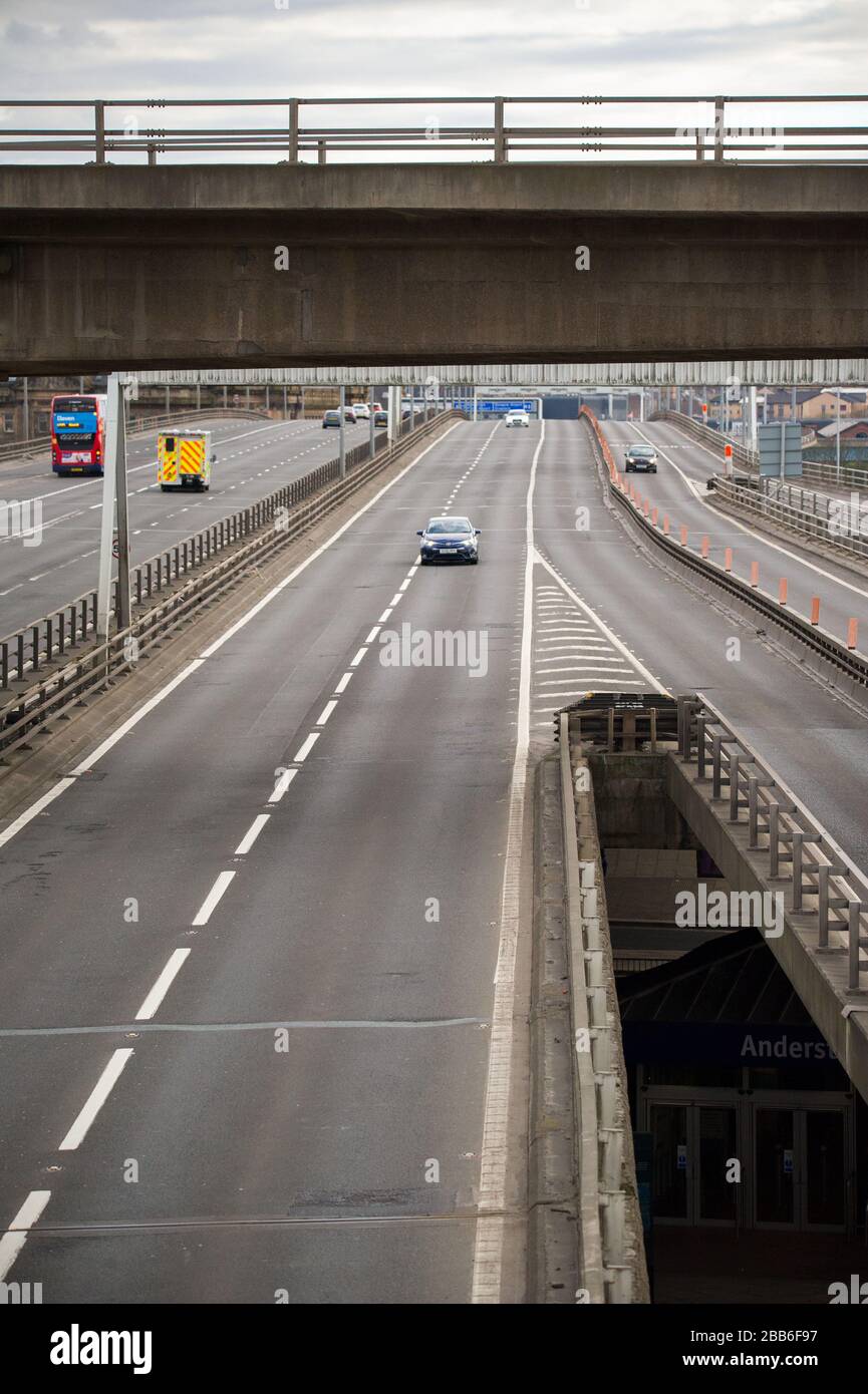 Glasgow, Royaume-Uni. 30 mars 2020. Photo: L'autoroute M 8 qui passe sur le pont de Kingston, le pont d'affaires écossais, est vu avec la lumière libre et la circulation libre qui serait normalement bloqué dans un embouteillage. Le pont de Kingston gère normalement 150 000 véhicules par jour dans le cadre d'opérations normales, mais en raison du verrouillage imposté par le gouvernement britannique, le nombre de véhicules a considérablement diminué. Crédit : Colin Fisher/Alay Live News Banque D'Images