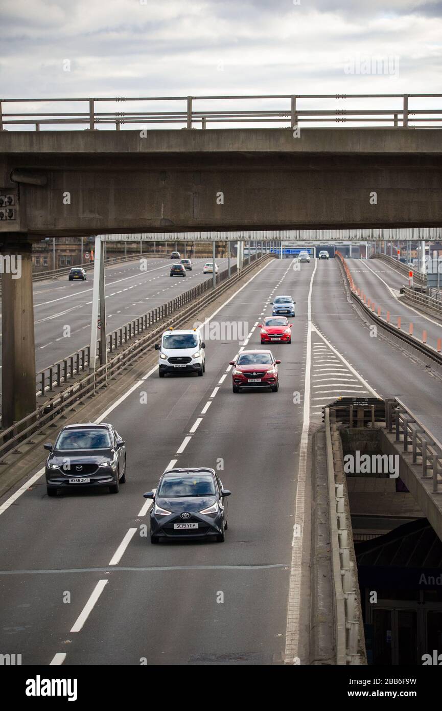 Glasgow, Royaume-Uni. 30 mars 2020. Photo: L'autoroute M 8 qui passe sur le pont de Kingston, le pont d'affaires écossais, est vu avec la lumière libre et la circulation libre qui serait normalement bloqué dans un embouteillage. Le pont de Kingston gère normalement 150 000 véhicules par jour dans le cadre d'opérations normales, mais en raison du verrouillage imposté par le gouvernement britannique, le nombre de véhicules a considérablement diminué. Crédit : Colin Fisher/Alay Live News Banque D'Images