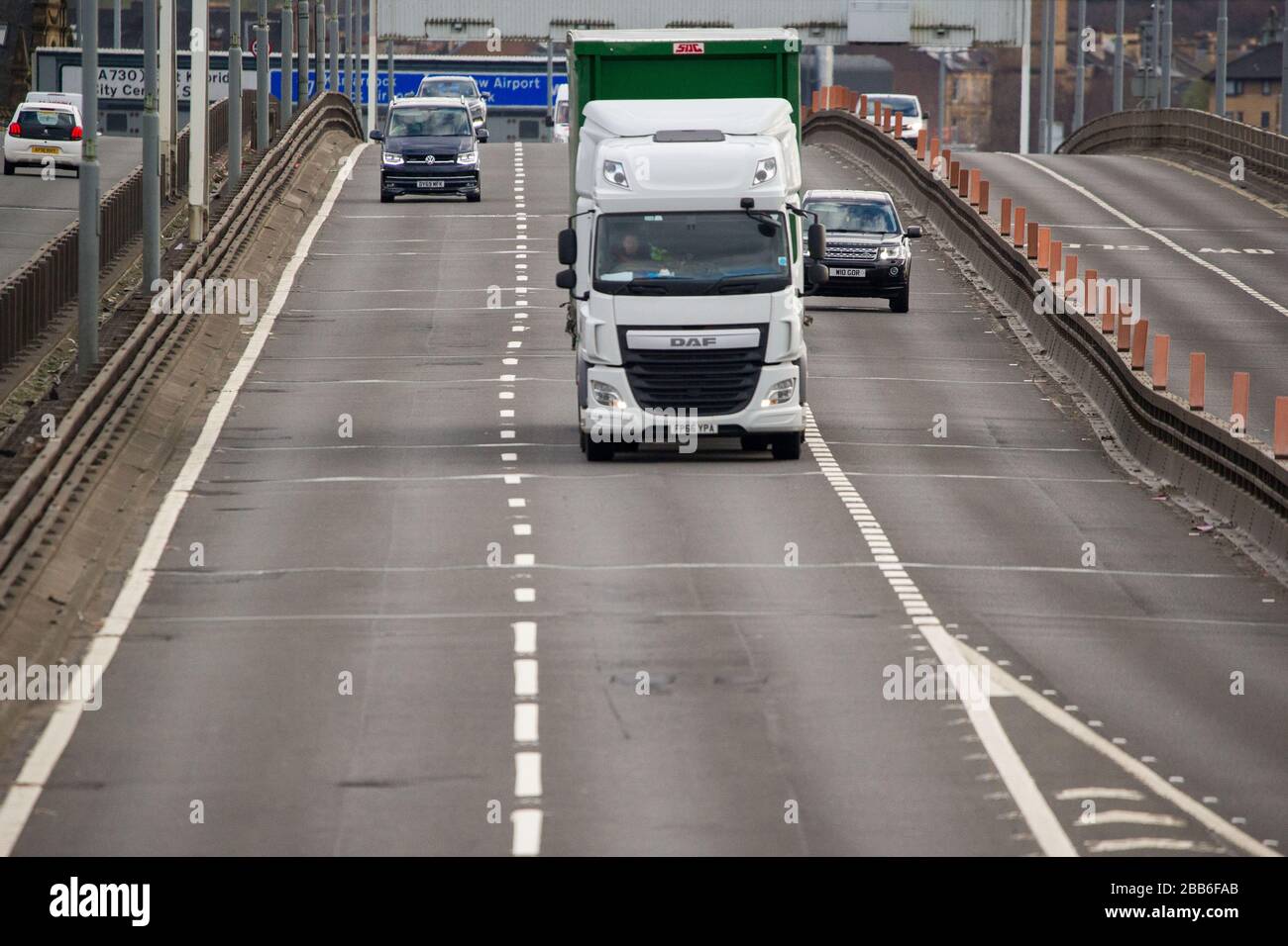 Glasgow, Royaume-Uni. 30 mars 2020. Photo: L'autoroute M 8 qui passe sur le pont de Kingston, le pont d'affaires écossais, est vu avec la lumière libre et la circulation libre qui serait normalement bloqué dans un embouteillage. Le pont de Kingston gère normalement 150 000 véhicules par jour dans le cadre d'opérations normales, mais en raison du verrouillage imposté par le gouvernement britannique, le nombre de véhicules a considérablement diminué. Crédit : Colin Fisher/Alay Live News Banque D'Images