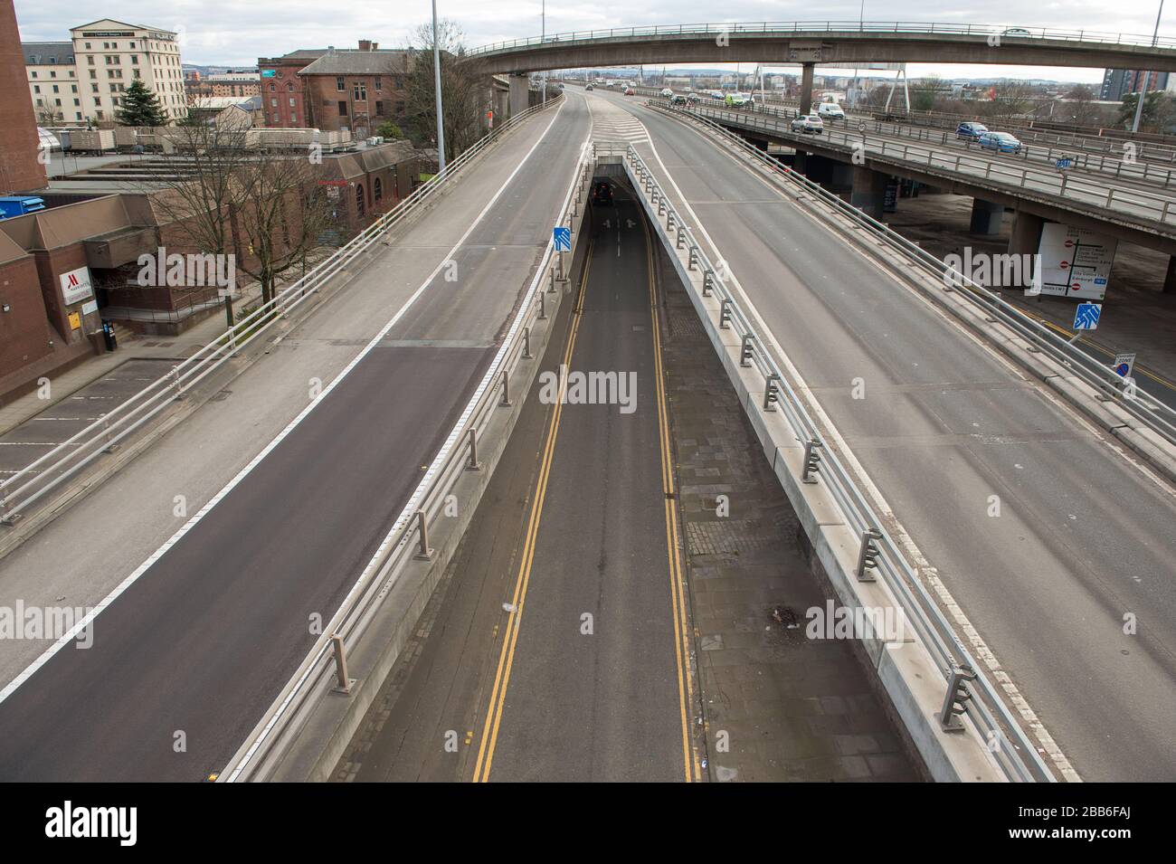 Glasgow, Royaume-Uni. 30 mars 2020. Photo: L'autoroute M 8 qui passe sur le pont de Kingston, le pont d'affaires écossais, est vu avec la lumière libre et la circulation libre qui serait normalement bloqué dans un embouteillage. Le pont de Kingston gère normalement 150 000 véhicules par jour dans le cadre d'opérations normales, mais en raison du verrouillage imposté par le gouvernement britannique, le nombre de véhicules a considérablement diminué. Crédit : Colin Fisher/Alay Live News Banque D'Images