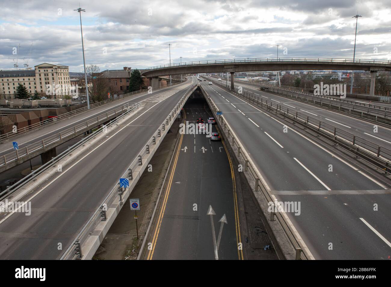 Glasgow, Royaume-Uni. 30 mars 2020. Photo: L'autoroute M 8 qui passe sur le pont de Kingston, le pont d'affaires écossais, est vu avec la lumière libre et la circulation libre qui serait normalement bloqué dans un embouteillage. Le pont de Kingston gère normalement 150 000 véhicules par jour dans le cadre d'opérations normales, mais en raison du verrouillage imposté par le gouvernement britannique, le nombre de véhicules a considérablement diminué. Crédit : Colin Fisher/Alay Live News Banque D'Images