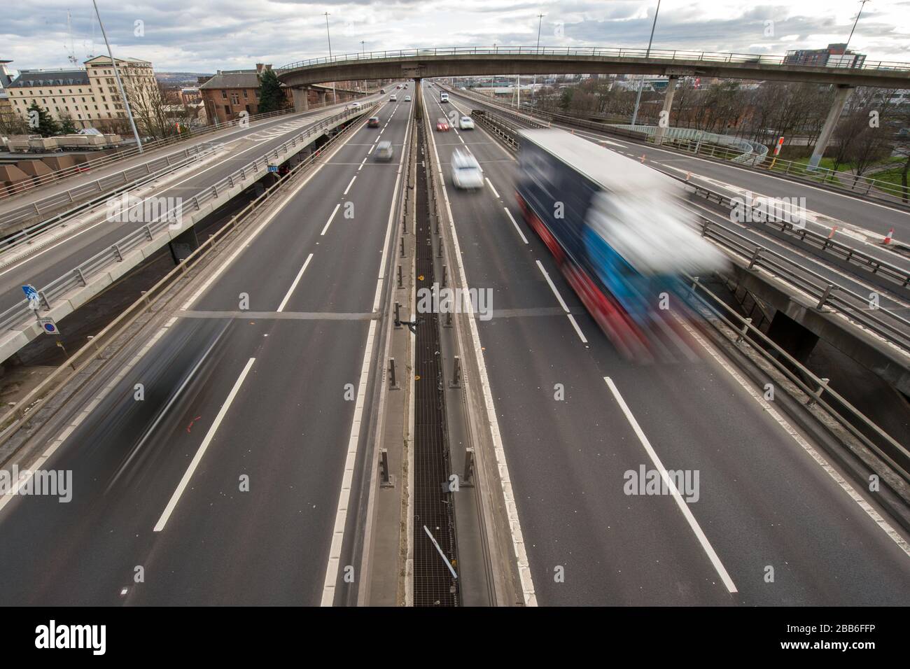 Glasgow, Royaume-Uni. 30 mars 2020. Photo: L'autoroute M 8 qui passe sur le pont de Kingston, le pont d'affaires écossais, est vu avec la lumière libre et la circulation libre qui serait normalement bloqué dans un embouteillage. Le pont de Kingston gère normalement 150 000 véhicules par jour dans le cadre d'opérations normales, mais en raison du verrouillage imposté par le gouvernement britannique, le nombre de véhicules a considérablement diminué. Crédit : Colin Fisher/Alay Live News Banque D'Images