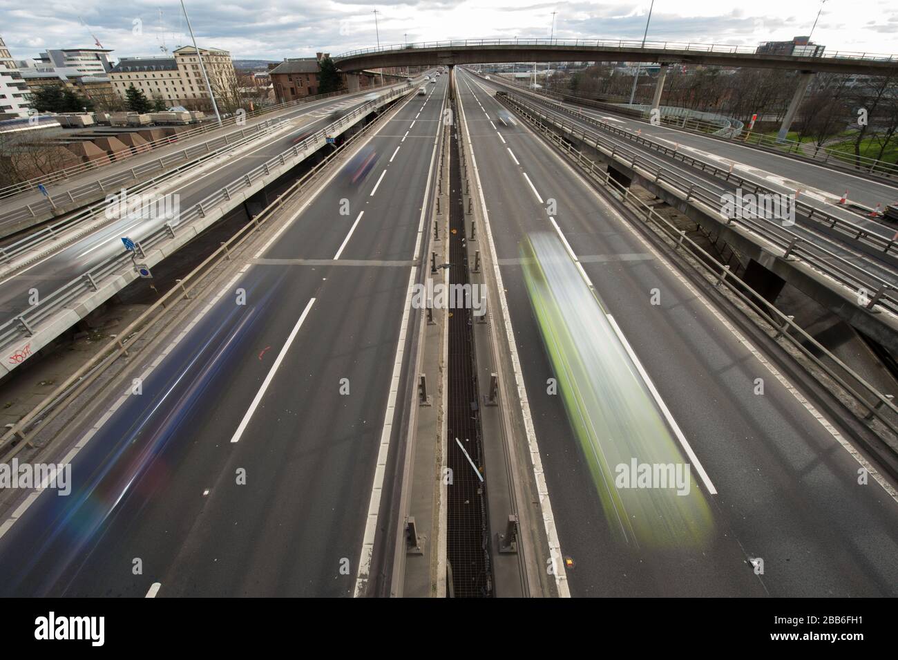 Glasgow, Royaume-Uni. 30 mars 2020. Photo: L'autoroute M 8 qui passe sur le pont de Kingston, le pont d'affaires écossais, est vu avec la lumière libre et la circulation libre qui serait normalement bloqué dans un embouteillage. Le pont de Kingston gère normalement 150 000 véhicules par jour dans le cadre d'opérations normales, mais en raison du verrouillage imposté par le gouvernement britannique, le nombre de véhicules a considérablement diminué. Crédit : Colin Fisher/Alay Live News Banque D'Images