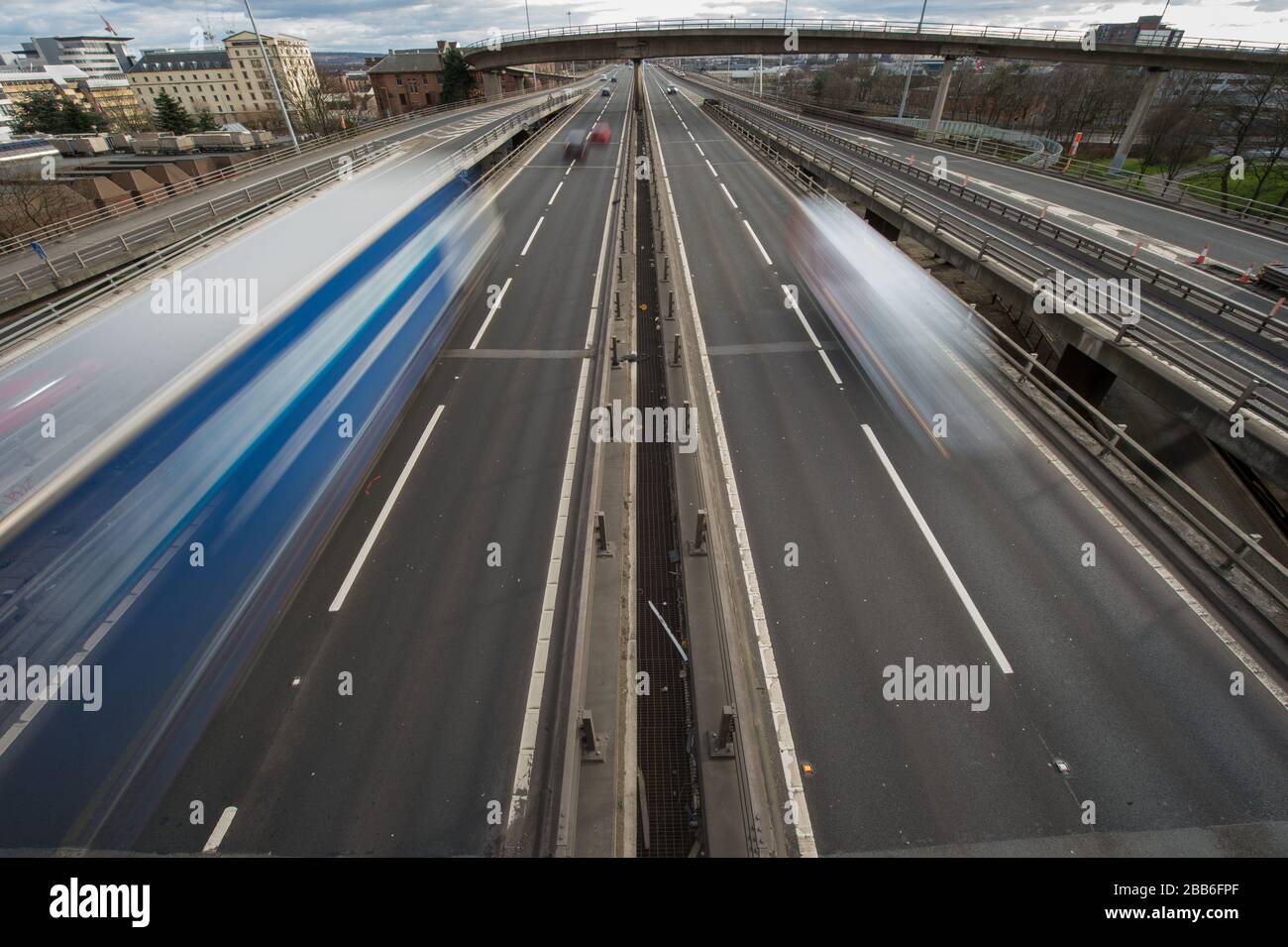 Glasgow, Royaume-Uni. 30 mars 2020. Photo: L'autoroute M 8 qui passe sur le pont de Kingston, le pont d'affaires écossais, est vu avec la lumière libre et la circulation libre qui serait normalement bloqué dans un embouteillage. Le pont de Kingston gère normalement 150 000 véhicules par jour dans le cadre d'opérations normales, mais en raison du verrouillage imposté par le gouvernement britannique, le nombre de véhicules a considérablement diminué. Crédit : Colin Fisher/Alay Live News Banque D'Images