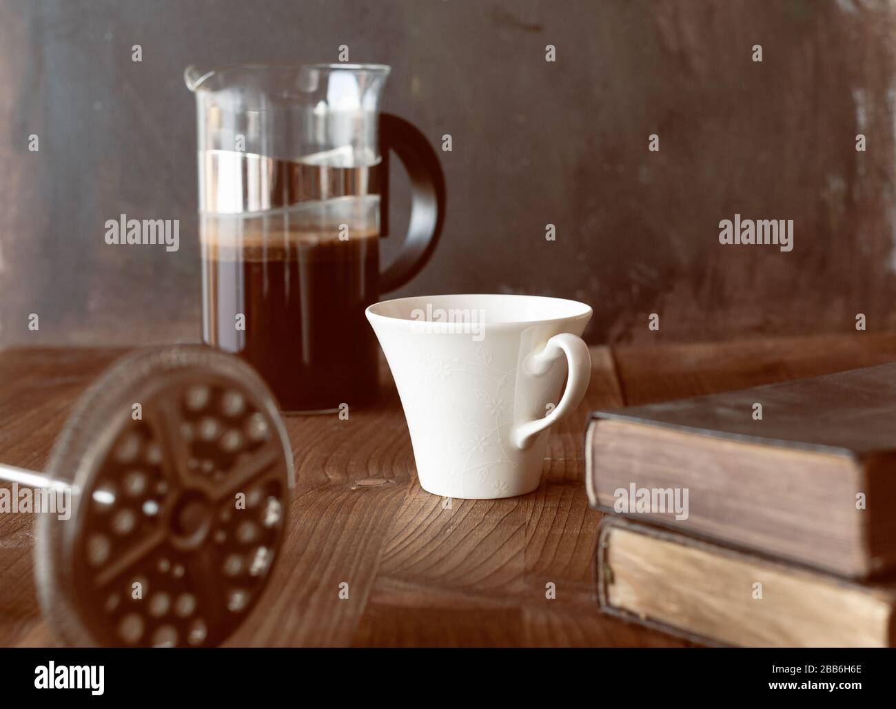 Café fort. Boisson à base de caféine. Réveillez-vous avec du café. Un matin lumineux. Verre de velours tasse de café. Banque D'Images