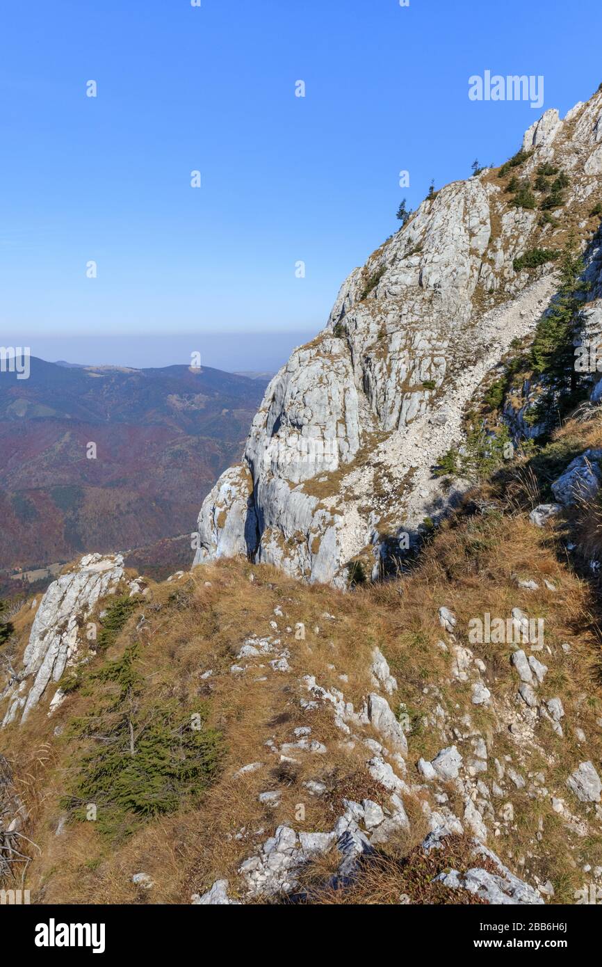 Paysage de montagne dans les montagnes Piatra Craiului, Roumanie Banque D'Images