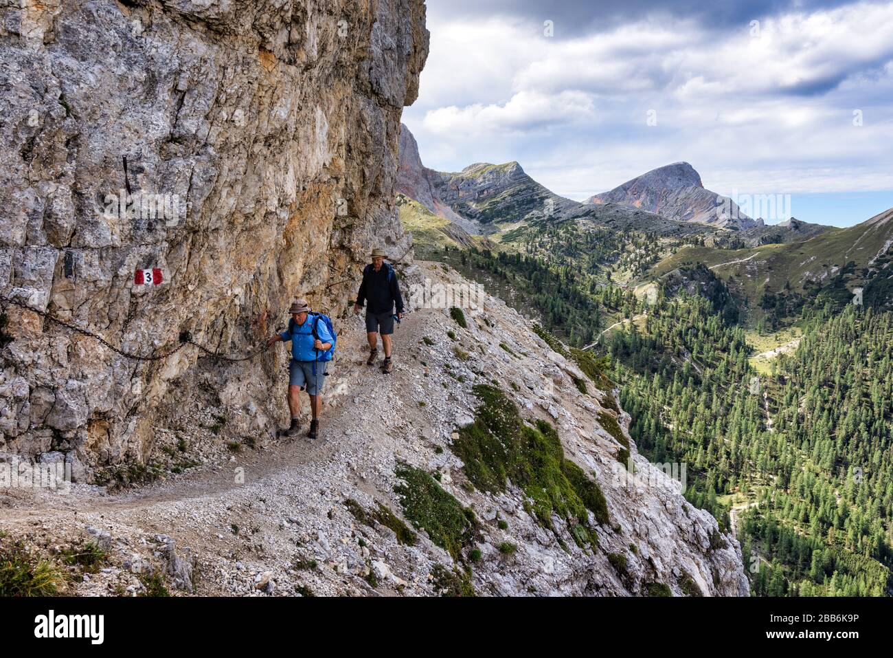 Deux hommes randonnée dans les Dolomites, Tyrol du Sud, Italie Banque D'Images