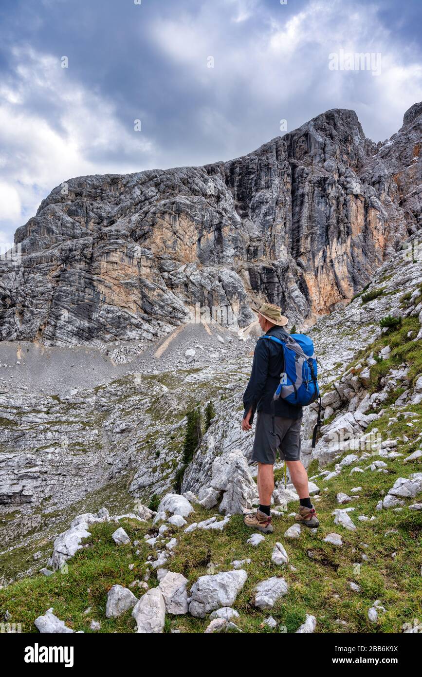L'homme randonnée dans les Dolomites, Parc naturel de Fanes-Sennes-Braies, Tyrol du Sud, Italie Banque D'Images