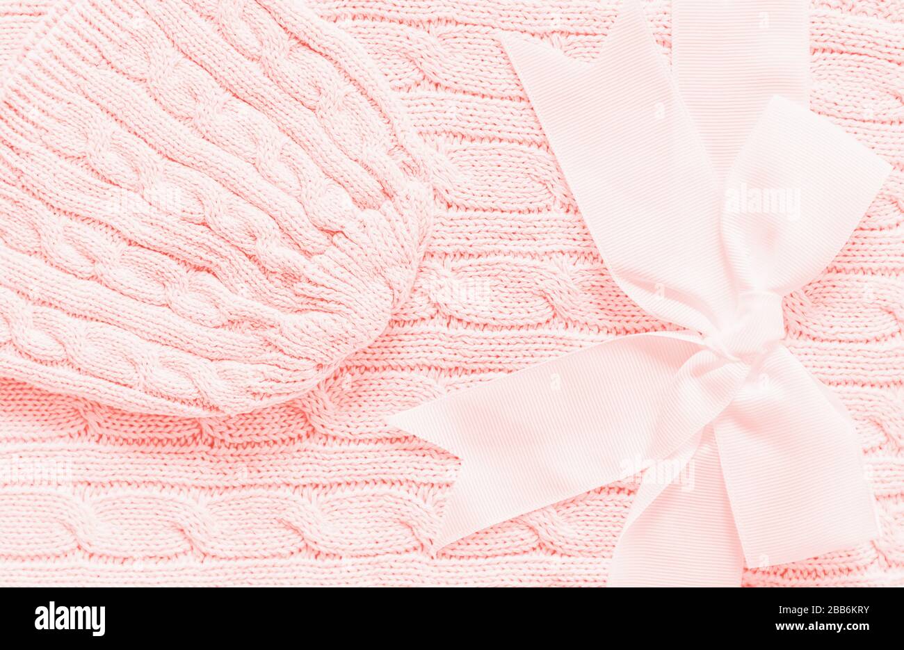 Bonnet Bebe Tricote Sur Une Couverture Douce De Couleur Peche Joli Cadeau Pour Bebe Nouveau Ne Avec Noeud Photo Stock Alamy
