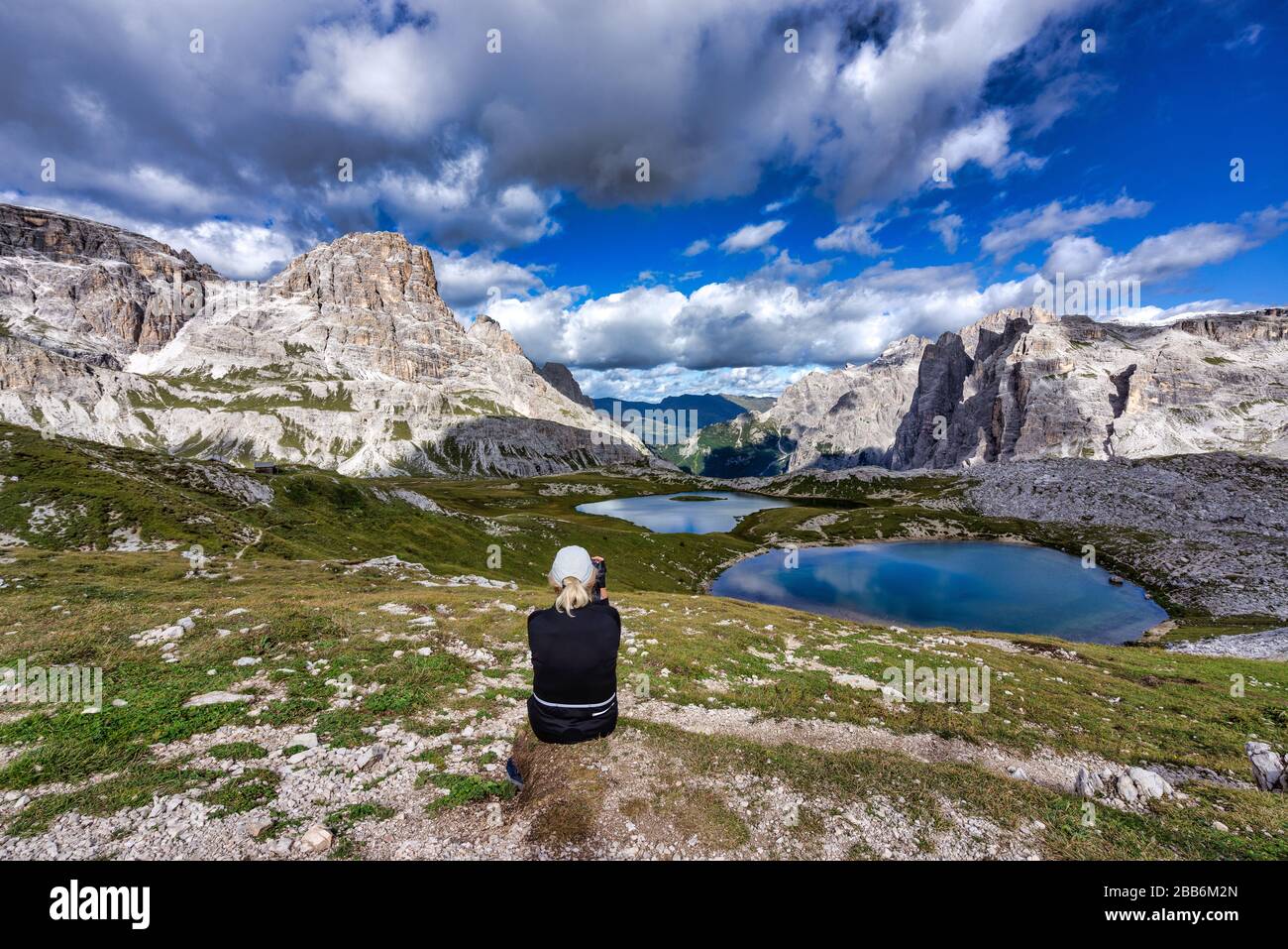 Femme prenant une photo, Lago dei Piani, Tre Cime di Lavaredo, Dolomites, Tyrol du Sud, Italie Banque D'Images