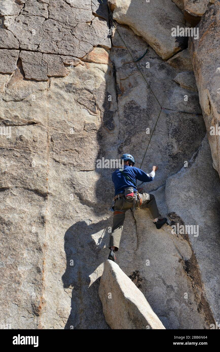 Vue arrière d'un homme d'escalade, Maui, Hawaï, États-Unis Banque D'Images