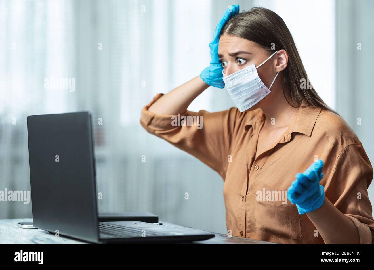Femme portant un masque et des gants lire des nouvelles Banque D'Images