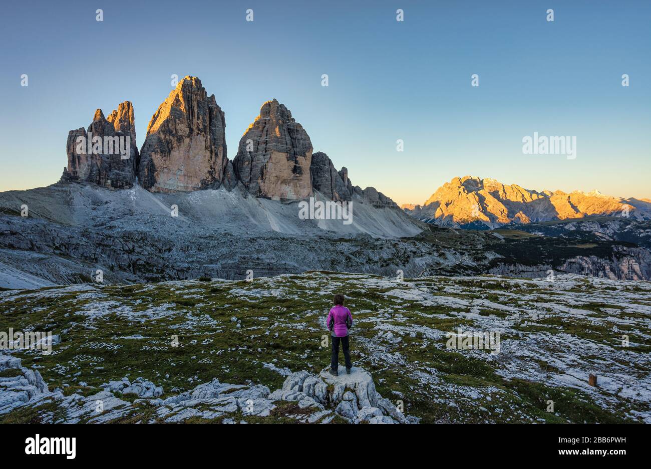 Femme regardant le lever du soleil, Tre Cime di Lavaredo, Dolomites, Tyrol du Sud, Italie Banque D'Images