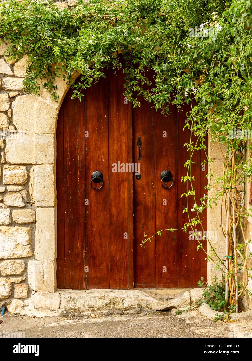 Ancienne porte en bois dans un village traditionnel de Réthymnon, Crète, Grèce, Europe. Banque D'Images
