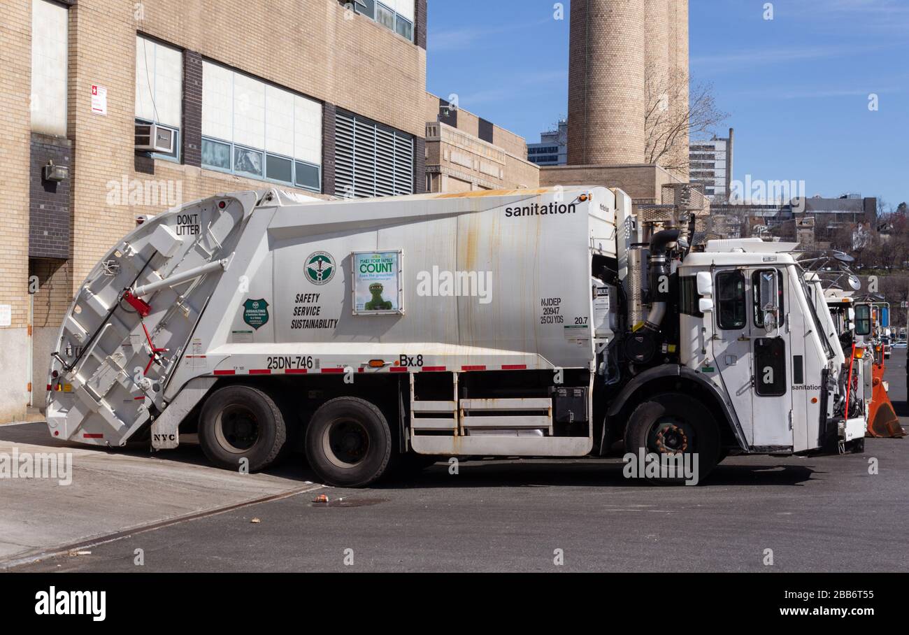 un camion ou un camion appartenant au département d'assainissement de la ville de new york stationné dans un dépôt dans le nord de manhattan Banque D'Images