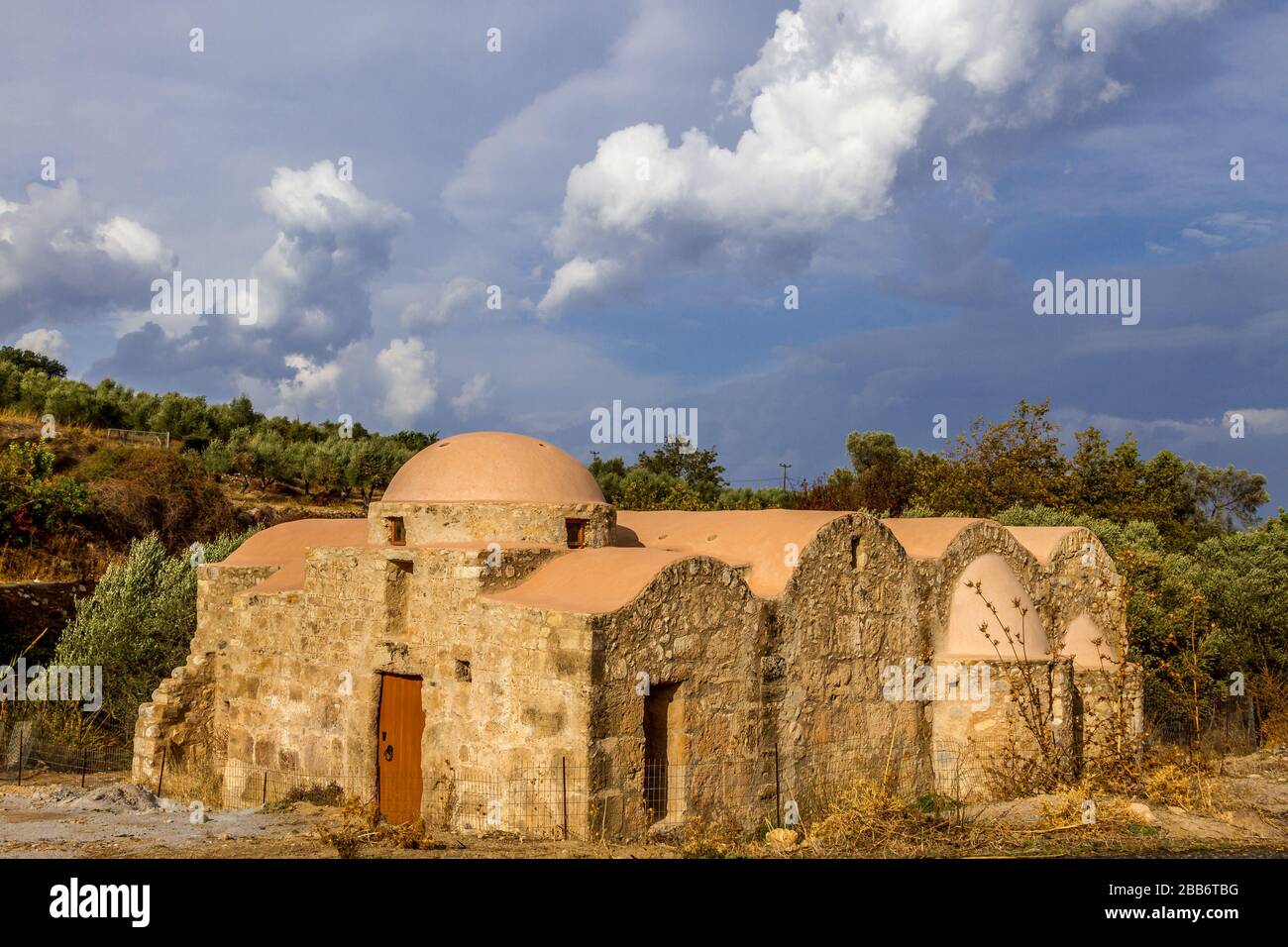La basilique à trois allées d'Agios Dimitrios, près du village de Viran Episkopi, dans la région de Rethimno, île de Crète, Grèce, Europe. Banque D'Images