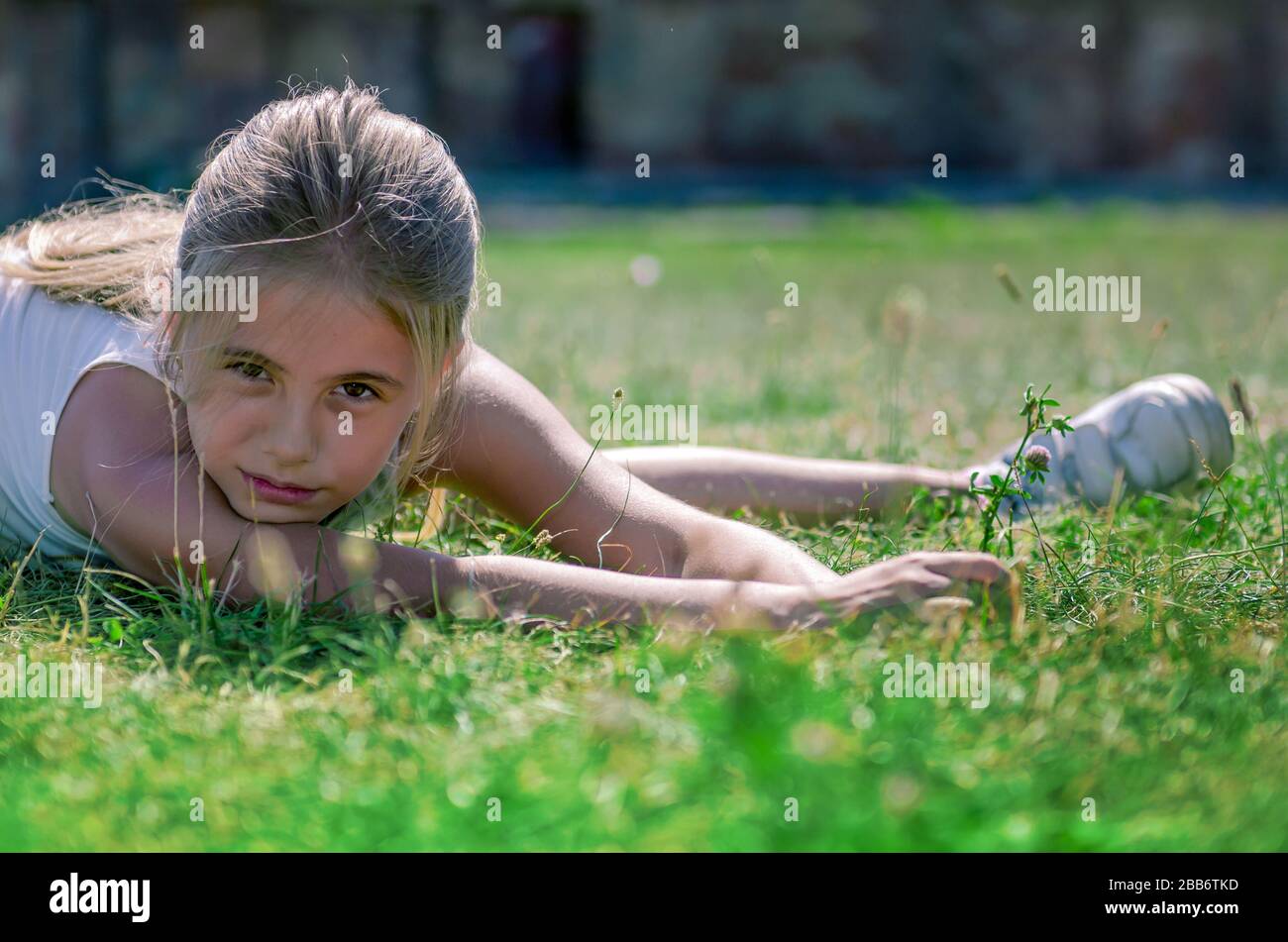 fille faisant la gymnastique en plein air Banque D'Images