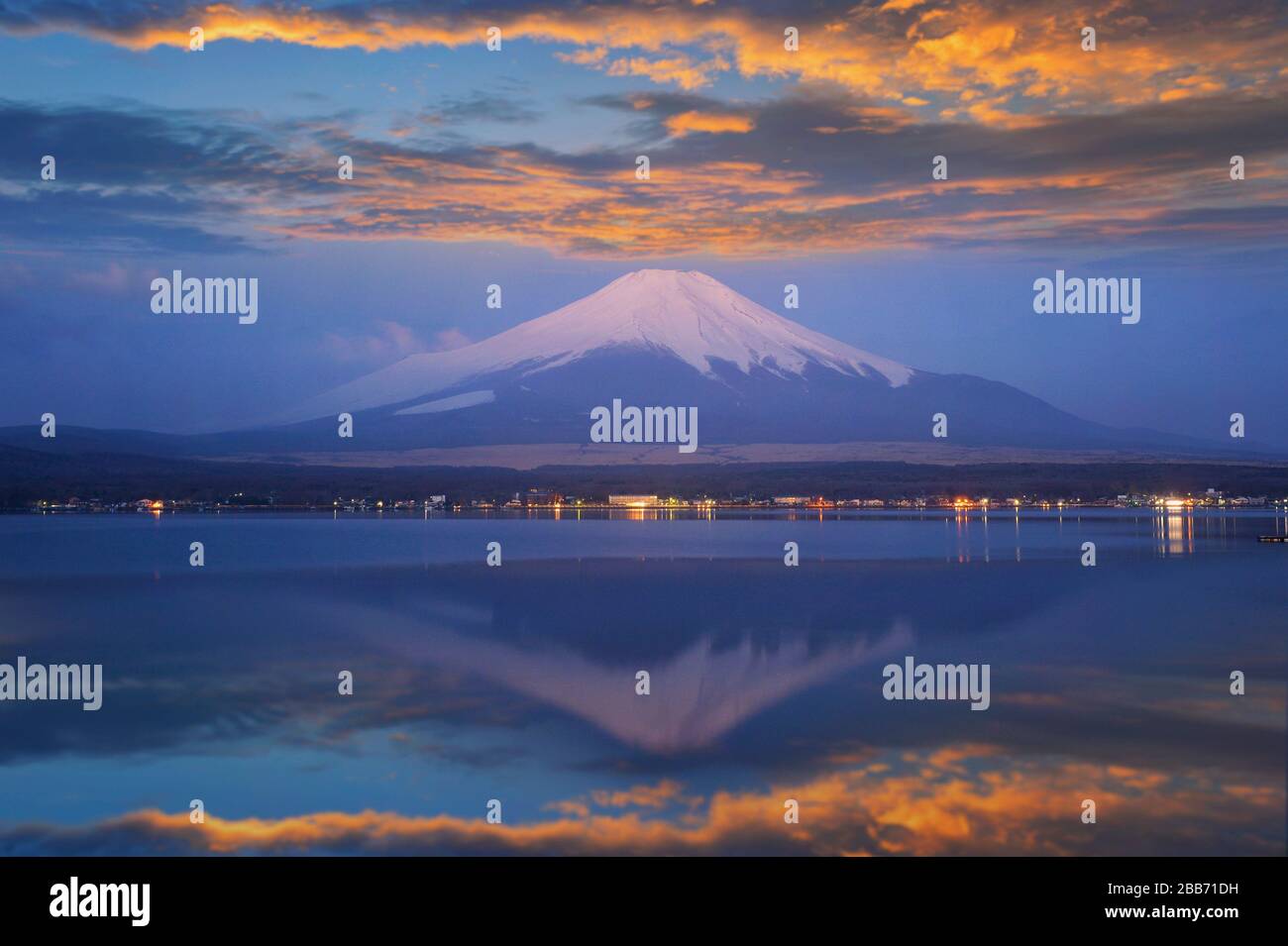Mont Fuji au coucher du soleil, Honshu, Japon Banque D'Images