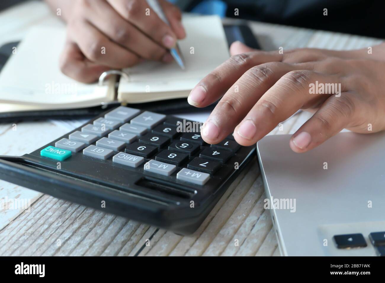 Gros plan sur le jeune homme à l'aide de la calculatrice Banque D'Images